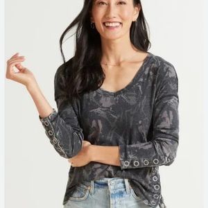 Chaser x Evereve Gray Camo Vintage Rib V Neck Top 

Women's Size medium